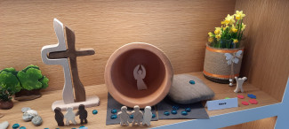 Kreuz und Grab am Ostermorgen