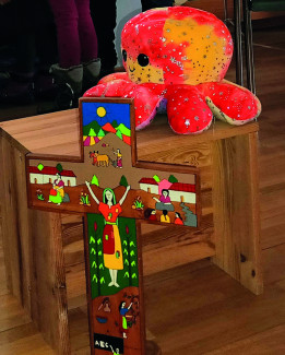 Stofftier Octi und Kinderkreuz