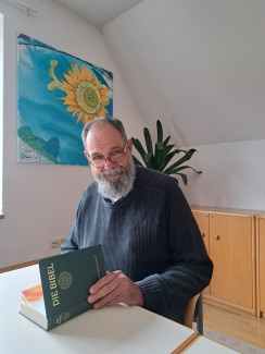 Peter Kraatz liest in der Bibel