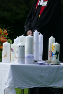 Taufkerzen auf dem Altar