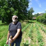 Helmut Fetter im Garten seines Grundstückes