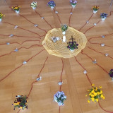 Blumenkreis mit Kerze in der Mitte