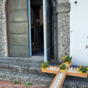 Sandkreuz vor der Erlöserkirche