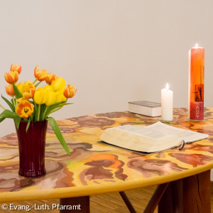 Altar mit Kerzen und Blumen