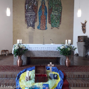 geschmückter Altar beim ökumenischen Gottesdienst in Schwindegg
