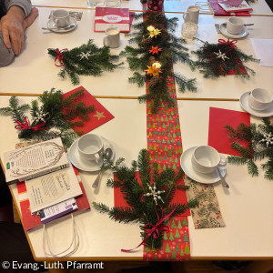 weihnachtlich gedeckter Kaffeetisch