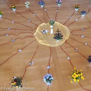 Lebenskreis mit Blumen und Kerze