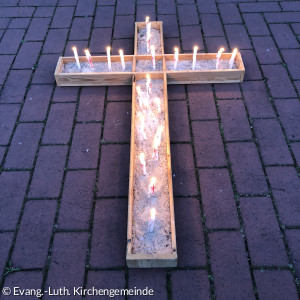 brennende Kerzen im Sandkreus