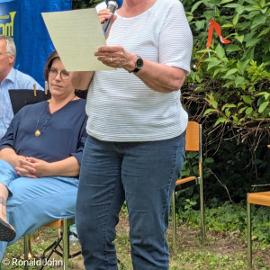 Eine Mitwirkende liest etwas vor